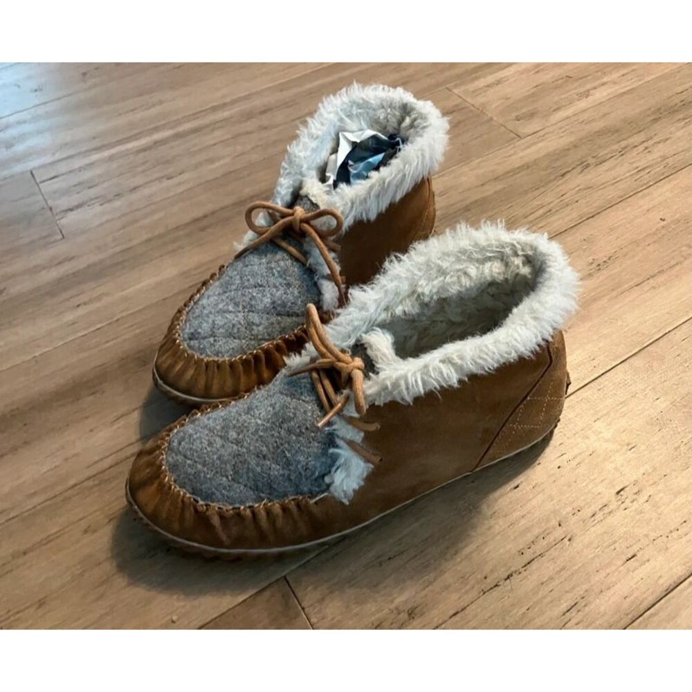 Sorel leather cuffed lace up slippers size 10